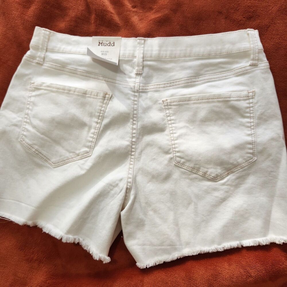 Mudd Womens Shorts Size 15 Ivory Stretch High Rise Midi Front Buttons - Picture 8 of 12
